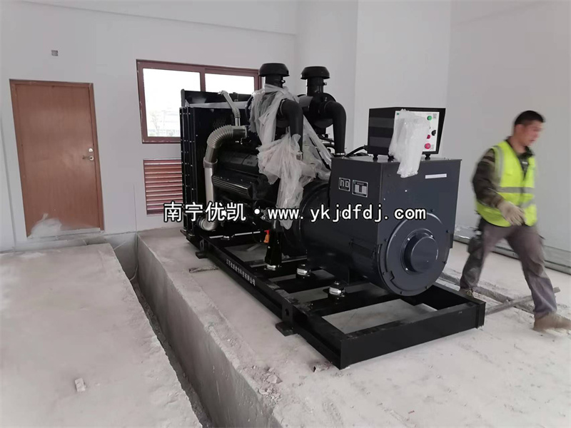 2023年2月20日，6臺(tái)上柴600kw柴油發(fā)電機(jī)組卸貨安裝中