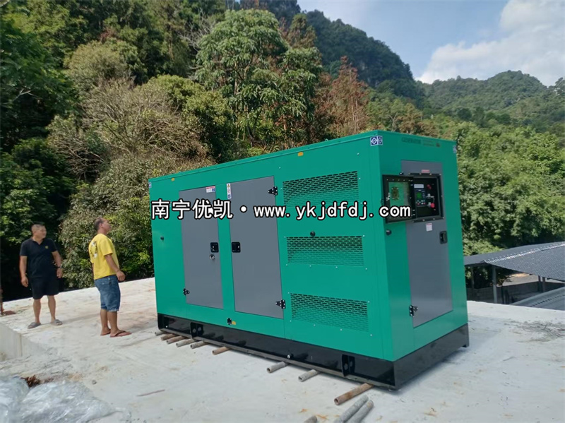 2025年9月5日，崇左項(xiàng)目200kw低噪音柴油發(fā)電機(jī)組卸貨試機(jī)